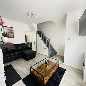Cosy House With Floating Beds In Belfast