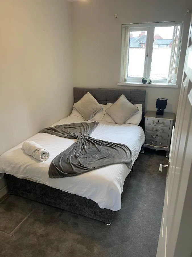 Fantastic Full 3 Bedroom Modern Apartment Belfast